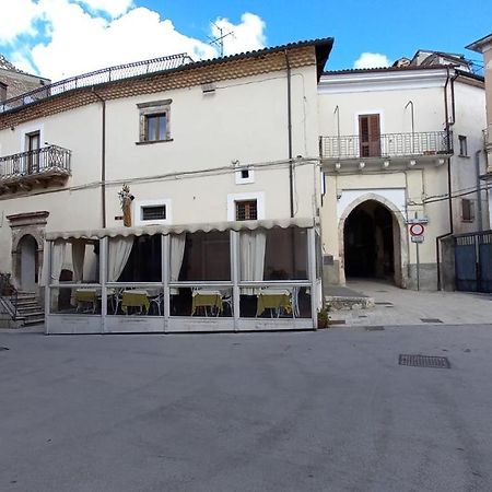 Alloggi Piazza Umberto Primo Pacentro Eksteriør billede